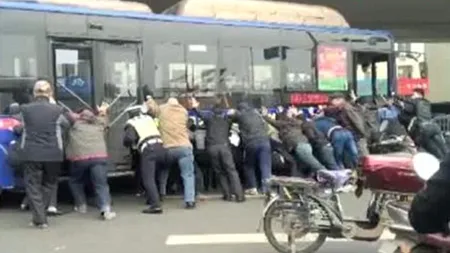 Un chinez a fost salvat de pasageri şi trecători de sub roţile unui autobuz de 13 tone VIDEO