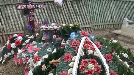 Scandal în cimitir. O femeie din Vrancea, îngropată pe locul unei haznale VIDEO