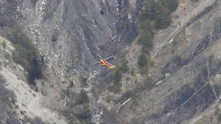 AVION PRĂBUŞIT ÎN FRANŢA. PRIMELE IMAGINI de la locul TRAGEDIEI. FOTO