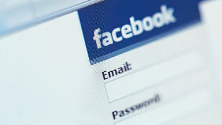 Poliţia atrage atenţia asupra PERICOLELOR de pe Facebook. Cum îşi pun părinţii în pericol copiii