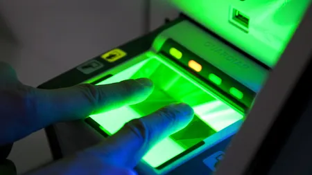 Persoane suspectate că falsificau documente de identitate şi permise de conducere, ARESTATE