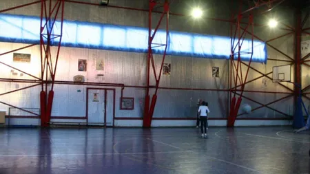 Profesor de sport la Brăila, acuzat că a bătut o elevă care vorbea la telefon în timpul orei