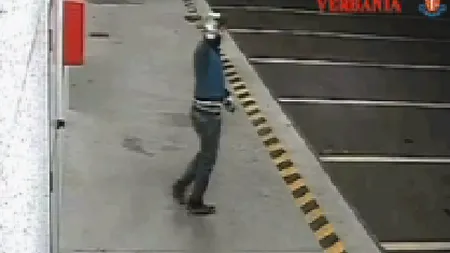 Trei români, arestaţi în Torino pentru 50 de JAFURI. Infractorii făceau cu mâna camerelor după furt VIDEO