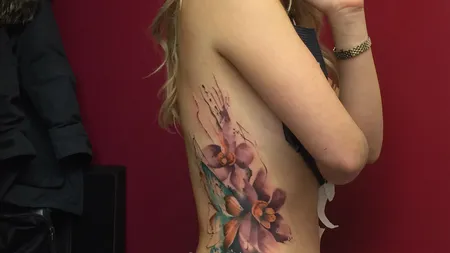 S-a lăsat tatuată de un artist fără să ştie ce desen îi face: Am fost traumatizată de el FOTO