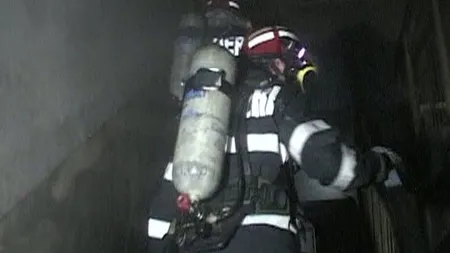 INCENDIU VIOLENT într-un bloc din Piteşti: Toţi locatarii au fost evacuaţi