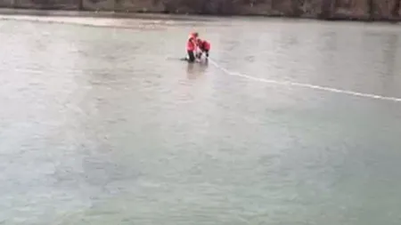 Descoperire macabră pe Argeş. Cadavrul unui bărbat a fost găsit plutind pe râu VIDEO