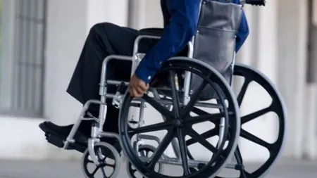 AMENDĂ pentru Judecătoria din Piteşti, după ce un invalid a fost urcat pe braţe, în lipsa unei rampe