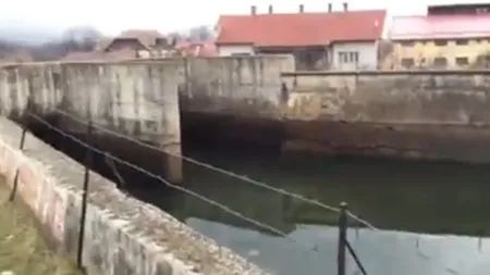 Un bărbat înecat stă de PATRU ZILE pe fundul unui lac din Cluj. Au fost chemaţi scafandrii din Constanţa