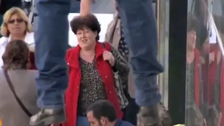Un iluzionist a plutit cinci ore în aer deasupra unei mulţimi VIDEO