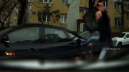 Incident în trafic. Un pieton a lovit o maşină cu piciorul VIDEO