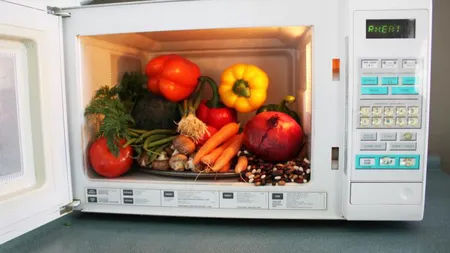 Ce NU trebuie să pui NICIODATĂ la cuptorul cu microunde
