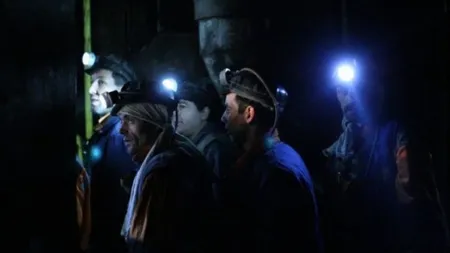 Zeci de mineri blocaţi în subteran în semn de protest
