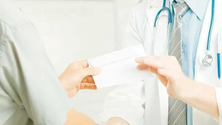 TUPEU FĂRĂ LIMITĂ: Un medic şpăgar cere înapoi MITA confiscată de procurori