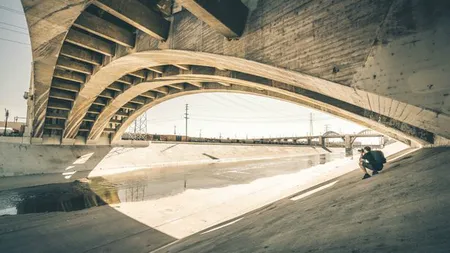 Imaginea care te va BÂNTUI la NOAPTE. Unde se află cea de-a doua persoană din această FOTOGRAFIE FOTO