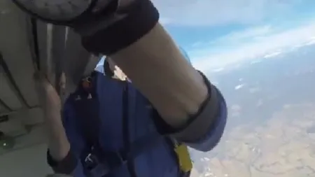 PARAŞUTIST salvat în ultimul moment după ce a LEŞINAT în AER, înainte să i se deschidă PARAŞUTA VIDEO