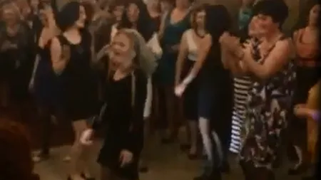 O femeie de 60 de ani a dansat provocator şi şi-a arătat chiloţii în ring VIDEO