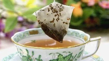 Plicurile de ceai folosite te pot ajuta să ai un ten perfect. Vezi cum scapi de cearcăne, roşeaţă şi iritaţii