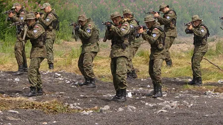 Polonezii îşi APĂRĂ ŢARA: Tinerii, dar şi PARLAMENTARII fac INSTRUCŢIE militară