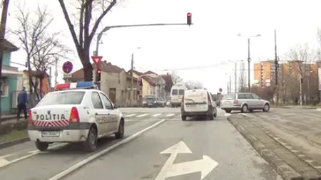 Culmea TUPEULUI. Un echipaj de poliţie încalcă două reguli de circulaţie în aceeaşi zi VIDEO