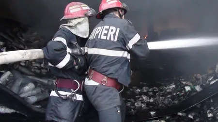 Incendiu de proporţii în Capitală. Un depozit de jucării a fost mistuit de flăcări VIDEO