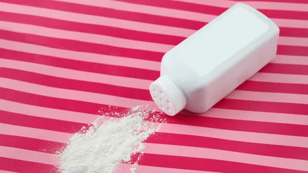 Trucuri de frumuseţe: Cum te ajută pudră de talc să fii strălucitoare