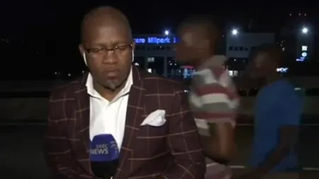 Imagini INCREDIBILE. Un REPORTER a fost JEFUIT în DIRECT de un bărbat înarmat VIDEO