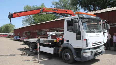 O autospecială de ridicat maşini a dărâmat un stâlp, care s-a prăbuşit peste un automobil parcat regulamentar