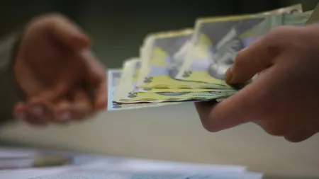 Pensiile şi salariile bugetarilor pe aprilie vor fi plătite în avans cu o săptămână