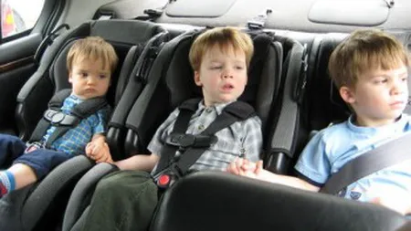 Ce greșeli fac părinții când pun copiii în scaunul auto