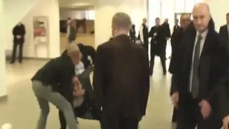 Imagini şocante: Ce a păţit un bărbat care încerca să-l întrebe ceva pe preşedintele Poloniei VIDEO