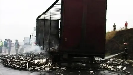 Camion în flăcări la Cluj. Un tir încărcat cu vopsea a explodat pe şosea