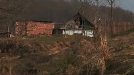 Trista poveste a VĂDUVEI din Argeş care îşi cară în fiecare zi în spate copiii pentru a-i duce la ŞCOALĂ VIDEO