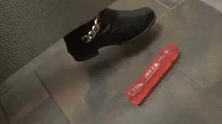 FARSĂ PERVERSĂ. Reacţia FEMEILOR când o tânără îşi scapă VIBRATORUL într-o BAIE VIDEO