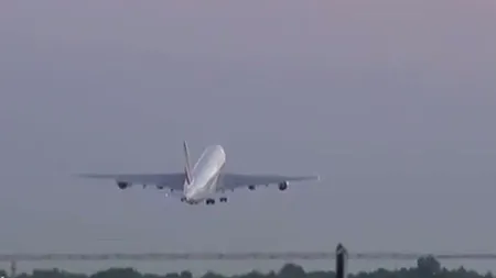 Un Boeing 737 a aterizat de urgenţă pe aeroportul din Sankt Petersburg, cu un singur motor funcţional