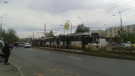 O maşină a fost lovită de un tramvai pe linia 41. Circulaţia tramvaielor a fost blocată