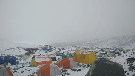 CUTREMUR NEPAL. Cei doi alpinişti români aflaţi pe versant în momentul producerii avalanşei au fost găsiţi