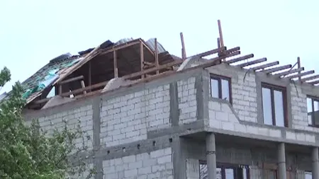 Vijeliile au distrus zeci de gospodării în judeţul Olt. Localitate întreagă, rămasă fără curent electric VIDEO