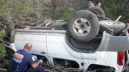 O maşină cu trei adolescente a căzut într-o prăpastie adâncă de 30 de metri. Cum au fost găsite de autorităţi