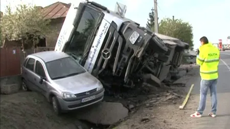 Accident provocat de un şofer care a adormit la volan: Un TIR a spulberat o maşină VIDEO