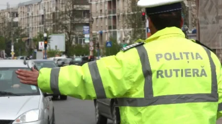 Un şofer fără permis a fost reţinut, după ce a lovit un poliţist cu maşina