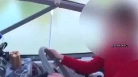 Fetiţă de 7 ani, pusă de tată să conducă o ambarcaţiune VIDEO
