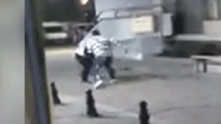 Violenţă extremă în plină stradă, în Botoşani: Bătaie cruntă între doi tineri VIDEO