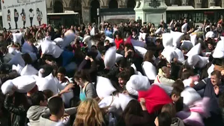 Mii de bucureşteni s-au bătut cu perne, până le-au ieşit fulgii. Imagini inedite din Piaţa Universităţii VIDEO