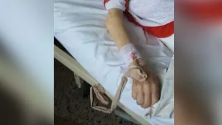 IMAGINI TULBURĂTOARE. O bătrână, lăsată NESUPRAVEGHEATĂ şi LEGATĂ de PAT după o operaţie. Femeia a murit