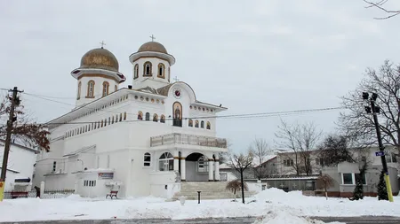 Situaţie INCREDIBILĂ în Năvodari. Enoriaşii trebuie să plătească pentru hârtia de pomelnice