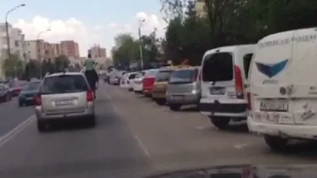 S-a întâmplat la Piteşti: Un bărbat a ieşit cu calul la plimbare prin oraş VIDEO