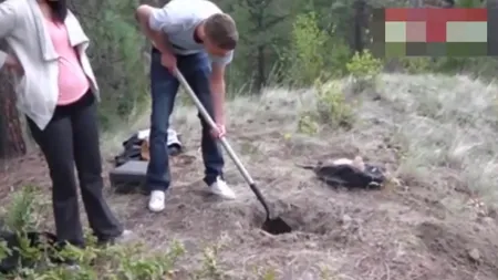 A descoperit o CAPSULĂ a timpului, însă când a deschis-o a început să plângă. Ce a găsit o tânără în ea VIDEO