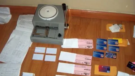 13 persoane, reţinute într-un dosar de fraudă bancară şi spălare de bani