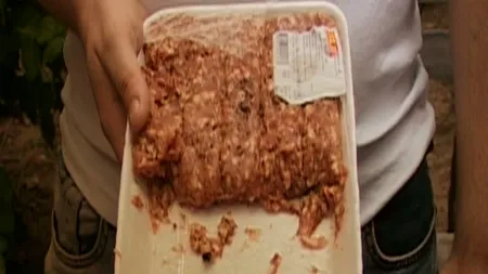 Descoperire DEZGUSTĂTOARE în carnea de mici cumpărată de la magazin: 