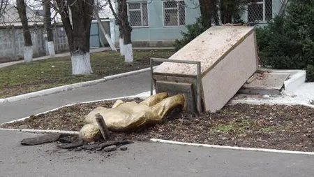Ucraina: Statuile lui Lenin se prăbuşesc rând pe rând VIDEO